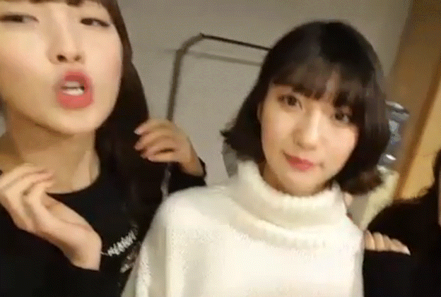 [오마이걸] 비니에게 뽀뽀하는 아린 + 비니 뽀뽀 거부하는 아린.gif | 인스티즈