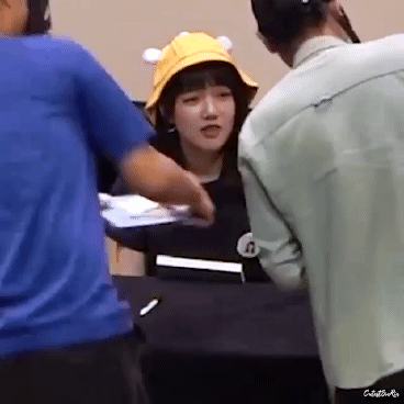 하이파이브 거절(?)당하는 여자친구 예린이 | 인스티즈