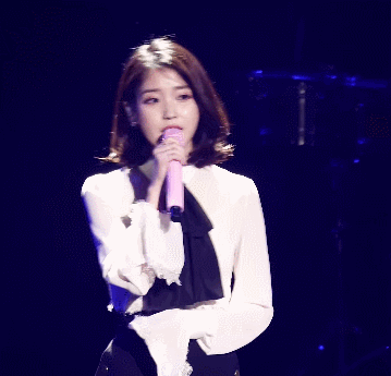 밤편지 부르던 중 사랑고백 하는 아이유.gif | 인스티즈