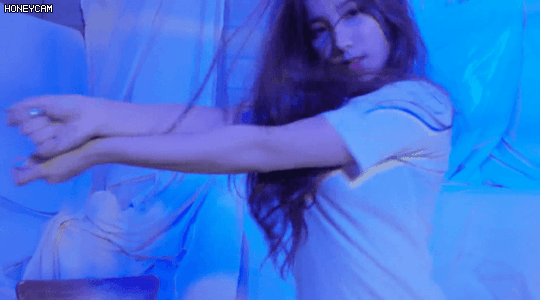흰티에 청바지입고 춤추는 앨리스 소희.gif | 인스티즈