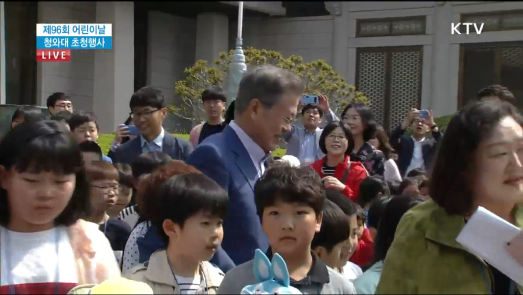 5/5 전통의장대 호위받으며 청와대 입장하는 어린이들.jpg | 인스티즈