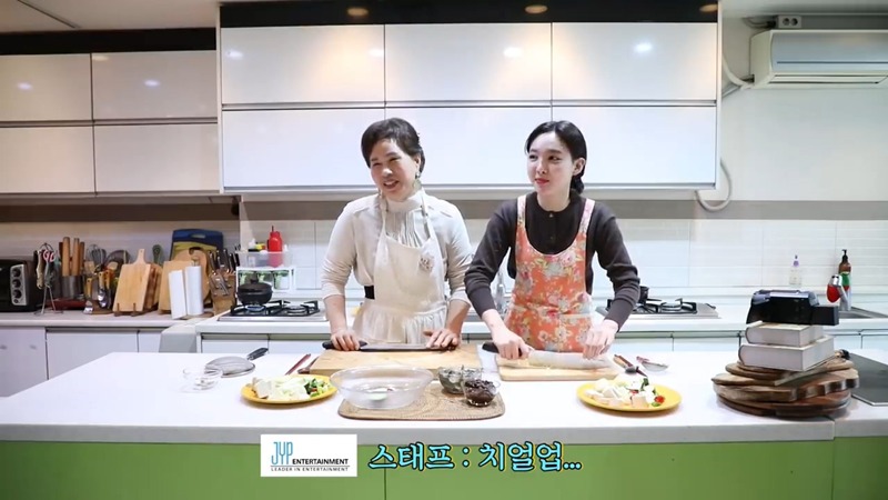 요리 배우다가 선생님한테 호되게 당하는 트와이스 나연.JPG | 인스티즈