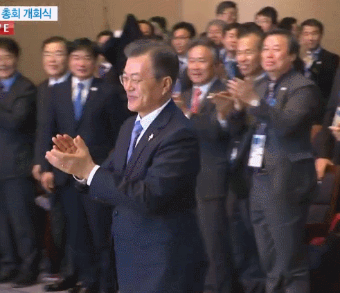 평창 개회식에 나온 애기보고 좋아하는 문대통령.gif | 인스티즈