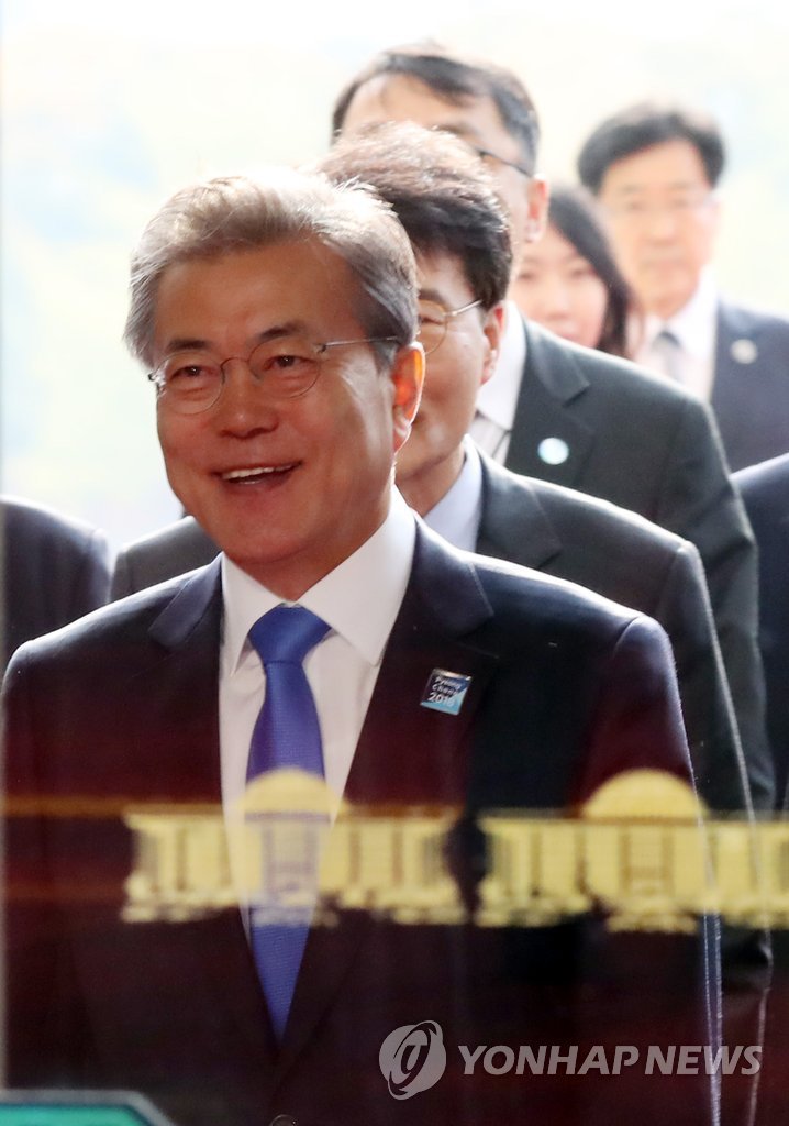시정연설 위해 국회 도착한 문재인 대통령 | 인스티즈