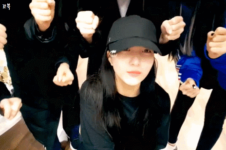 맏언니 소원 괴롭히는 여자친구.gif | 인스티즈