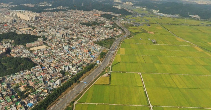 도로 하나를 사이에 두고 생활환경이 완전히 뒤바뀌는 곳 | 인스티즈