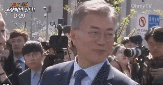 문재인대통령 가끔하시는 까딱.GIF | 인스티즈