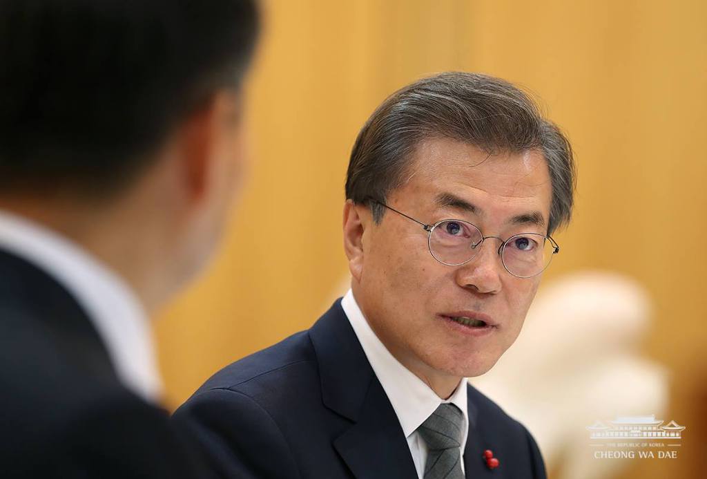 헌법재판관+헌재소장에게 임명장 수여하는 문재인 대통령 | 인스티즈