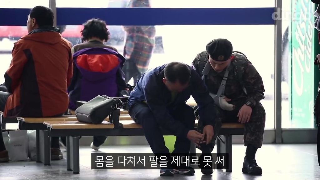팔을 다친 군인이 신발 끈을 묶어달라고 부탁 한다면?...JPG | 인스티즈