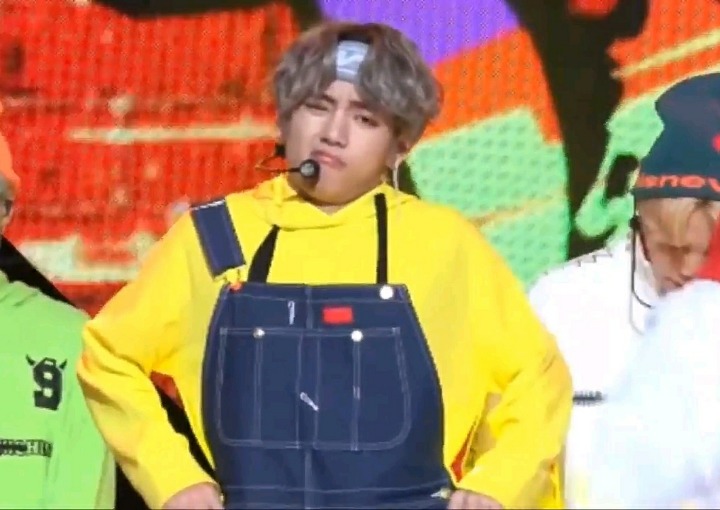 얼굴 겁나 막 쓰는 방탄소년단 뷔 | 인스티즈