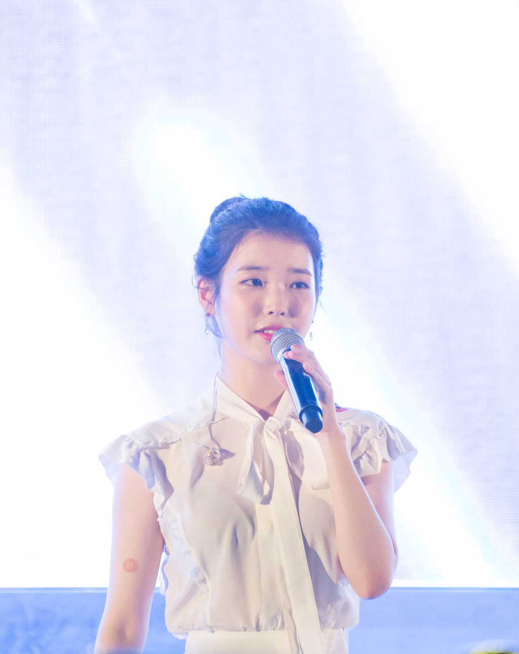 180803 아이유 IU 라이브 해운대 하이트 feat.지은이 쏘주 원샷~ | 인스티즈