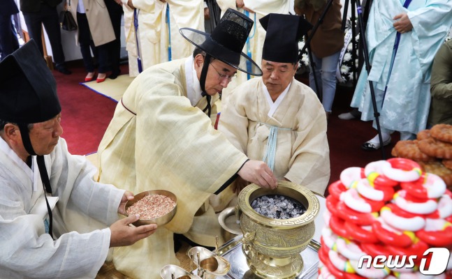 박정희 대통령 추도식 참석한 민주당 장세용 구미시장 | 인스티즈