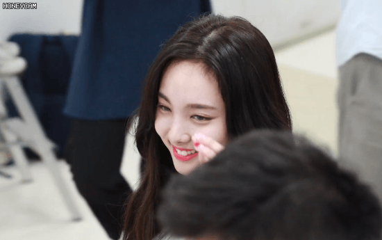 인사하며 입국하는 나연 | 인스티즈