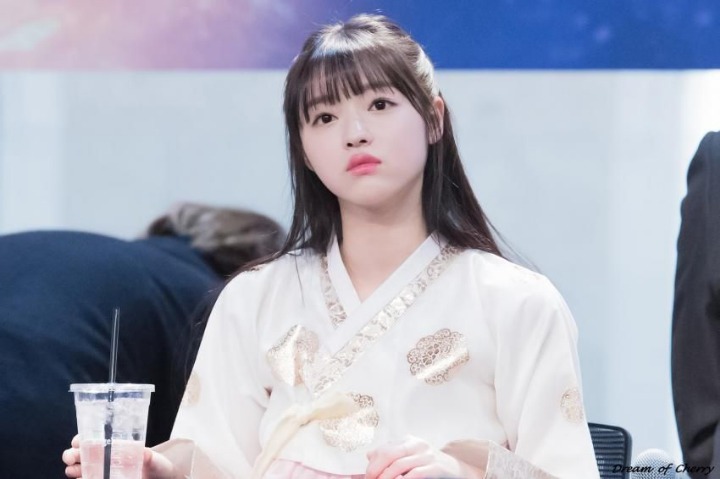 팬싸에서 한복입은 유아.jpg (오마이걸) | 인스티즈