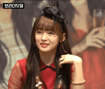 포즈 고민하는 아린이.gif | 인스티즈