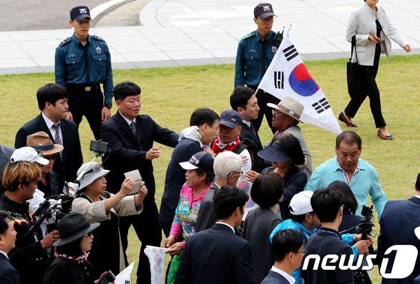 국회에서 몸싸움 하는 박근혜 지지자들 | 인스티즈