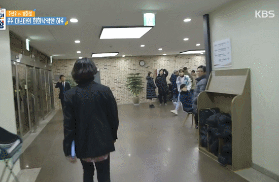 김희철이 복도에서 여자아이돌 만났을때랑 남자 아이돌 만났을때.gif | 인스티즈
