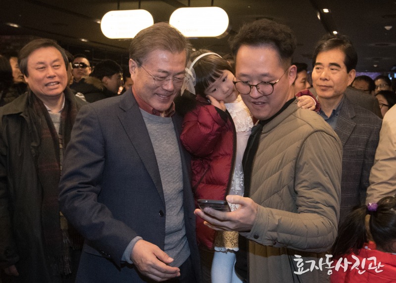 문재인 대통령 영화 1987 관람 현장사진 | 인스티즈