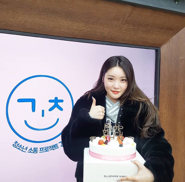 라디오 진행하는 청하.jpg | 인스티즈