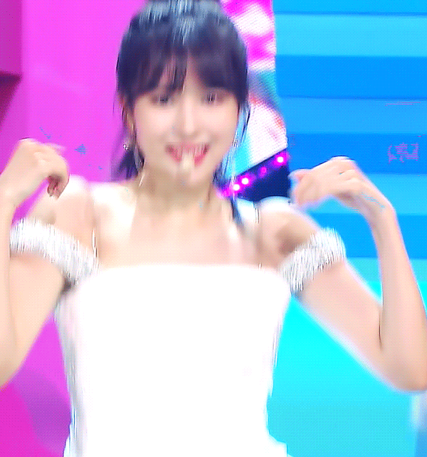 반묶음머리하고 레전드 찍은 트와이스 미나.gif | 인스티즈