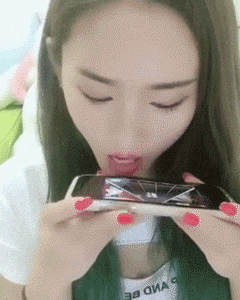 혀로 스마트폰 게임하는 여인 | 인스티즈