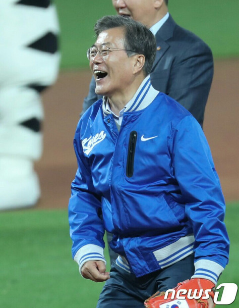 나이 들면서 얼굴의 느낌이 바뀐듯한 문재인 대통령.jpg (데이터주의) | 인스티즈